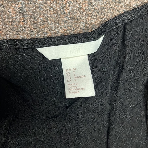 H&M snake pattern formal top - Picture 2 of 3